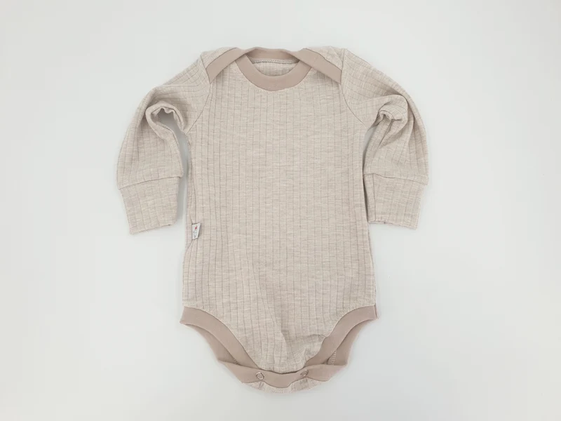 Body kurz und lang ärmelig auch als Baby Set beige meliert breite Rippe von Atelier MiaMia