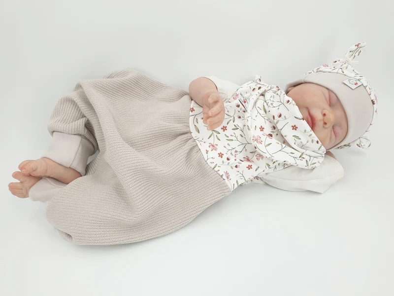 Strampler kurz und lang auch als Baby Set Strick Blümchen von Atelier MiaMia