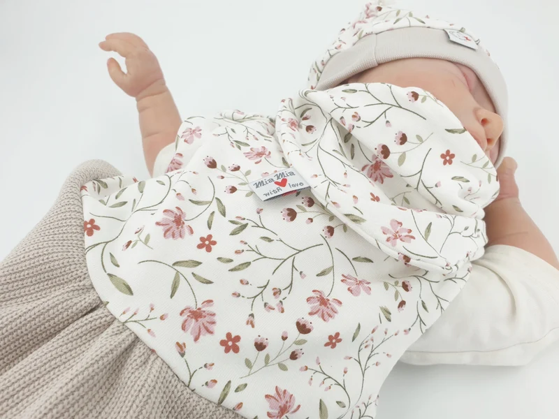 Strampler kurz und lang auch als Baby Set Strick Blümchen von Atelier MiaMia