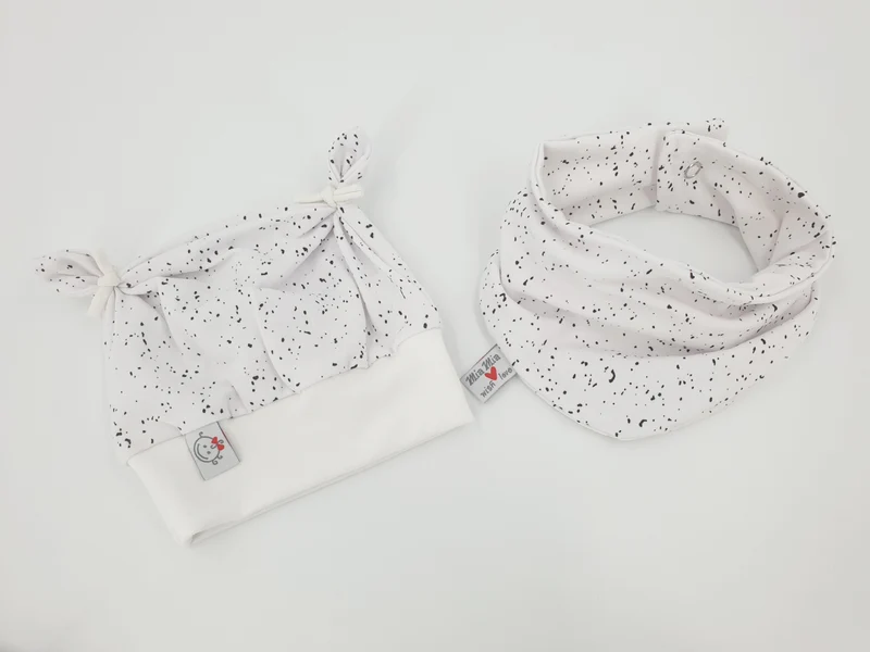 Beanie Set Mütze und Tuch weiß schwarze Tupfen von Atelier MiaMia
