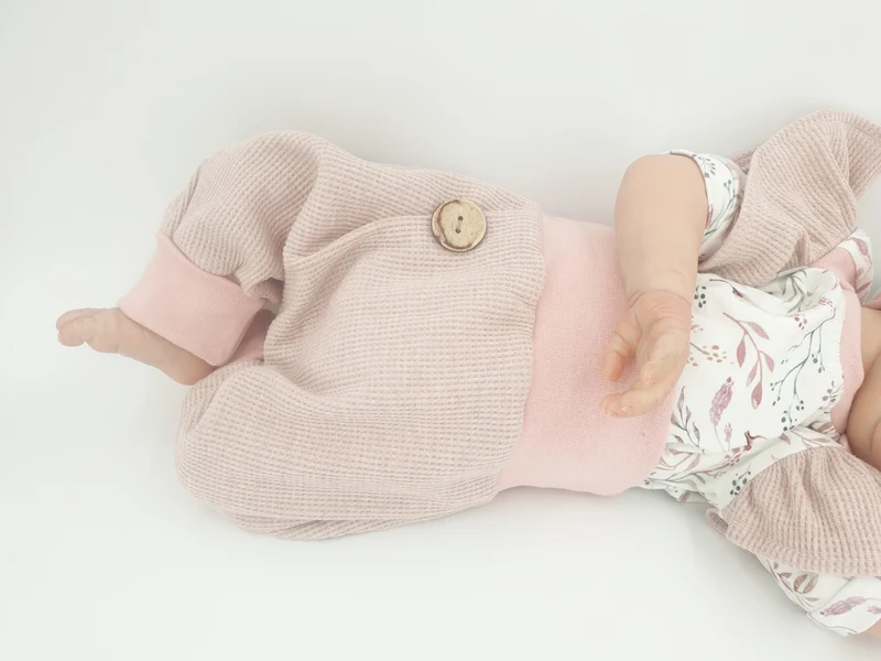 Coole Pumphose oder Babyset mit Knopf altrosa meliert von Atelier MiaMia