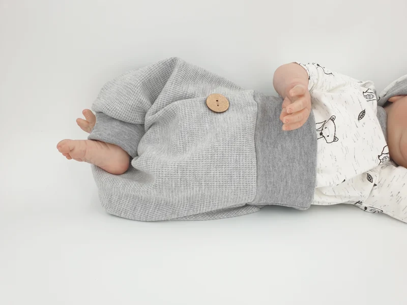 Coole Pumphose oder Babyset mit Knopf grau Waffeljersey von Atelier MiaMia