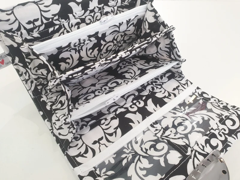 Geldbörse Kunstleder schwarz/weiß Blumen von Atelier MiaMia
