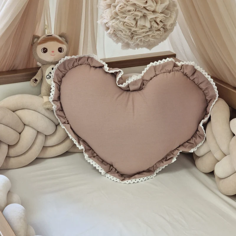 Herzkissen Romantic mit Rüschen & weißer Spitze | Baumwolle | Altrosa