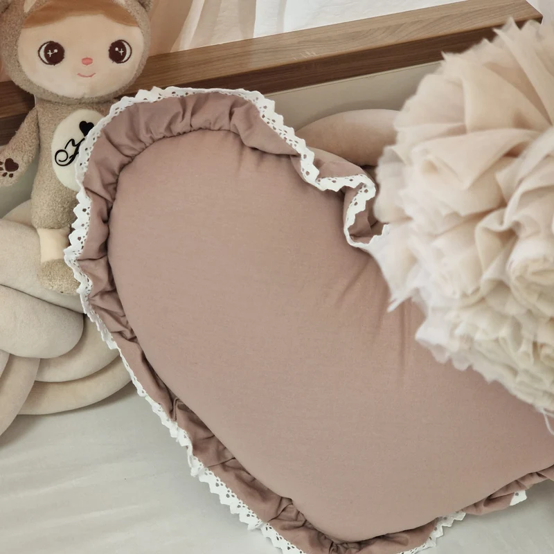 Herzkissen Romantic mit Rüschen & weißer Spitze | Baumwolle | Altrosa