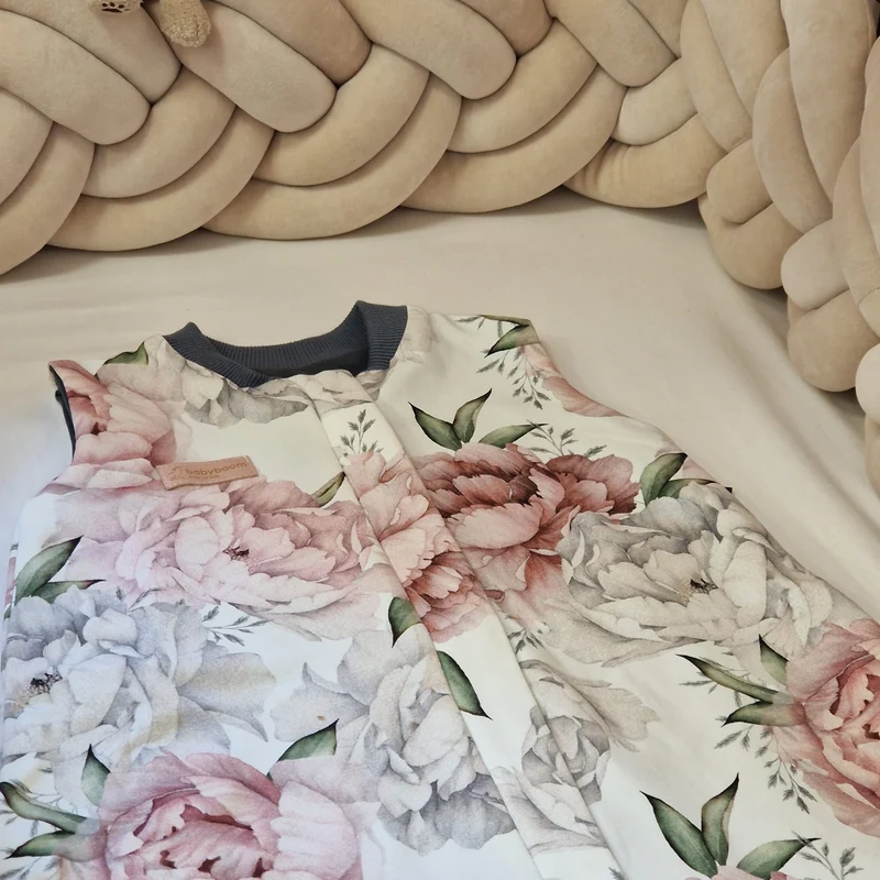 Drehbarer Ganzjahres-Schlafsack | Schlummersack mit Füßen | Pfingtsrosen + Dunkelgrau | 80 cm | 0,5 TOG