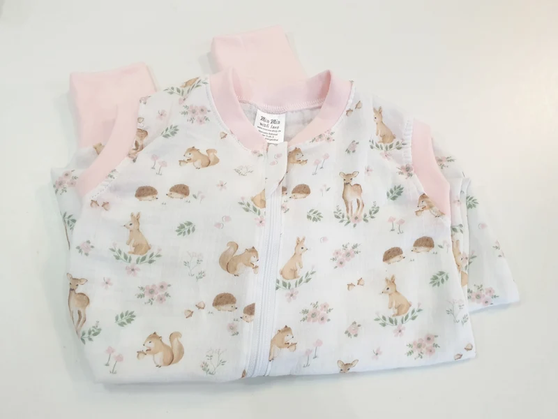 Mutzelpumper Schlafsack mit Füßen, Gr. 50-104 Waldtiere Rosa von Atelier MiaMia