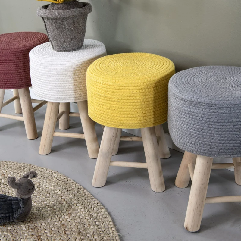 Hocker Iggy mit Holzgestell und gepolsterter Sitzfläche