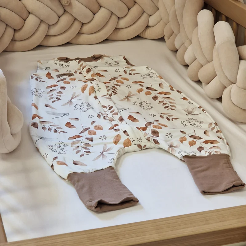 Drehbarer Ganzjahres-Schlafsack | Schlummersack mit Füßen | Herbstblätter & Beige | 80 cm | 0,5 TOG