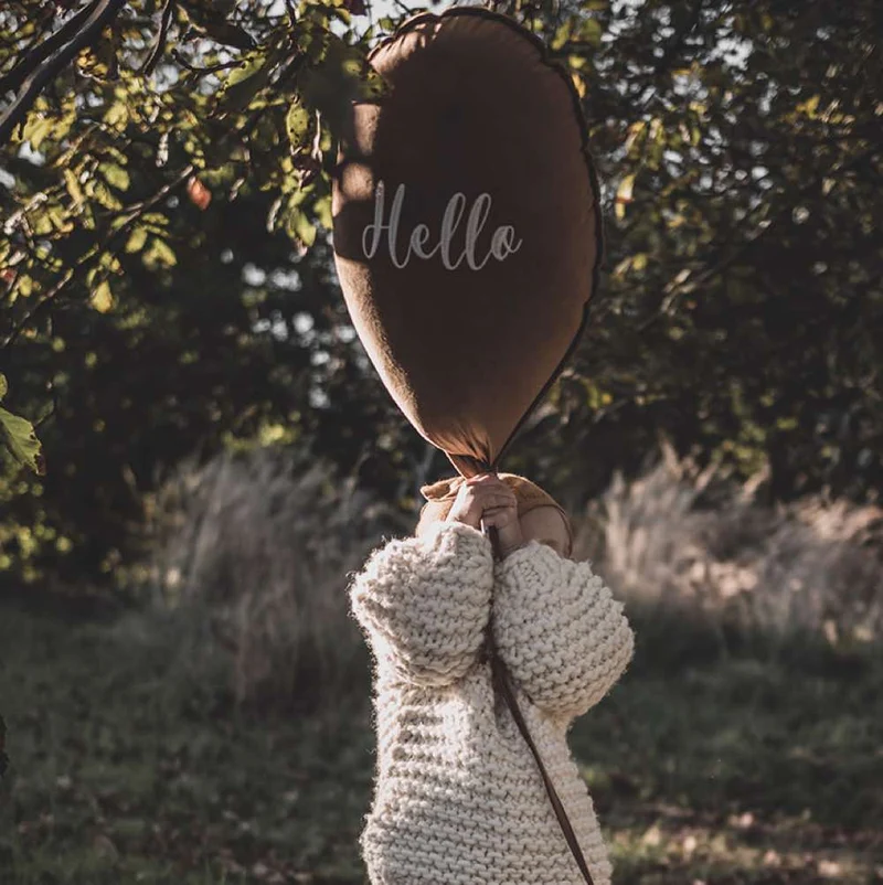 Ballon Dekokissen Hello aus Samt zum Aufhängen