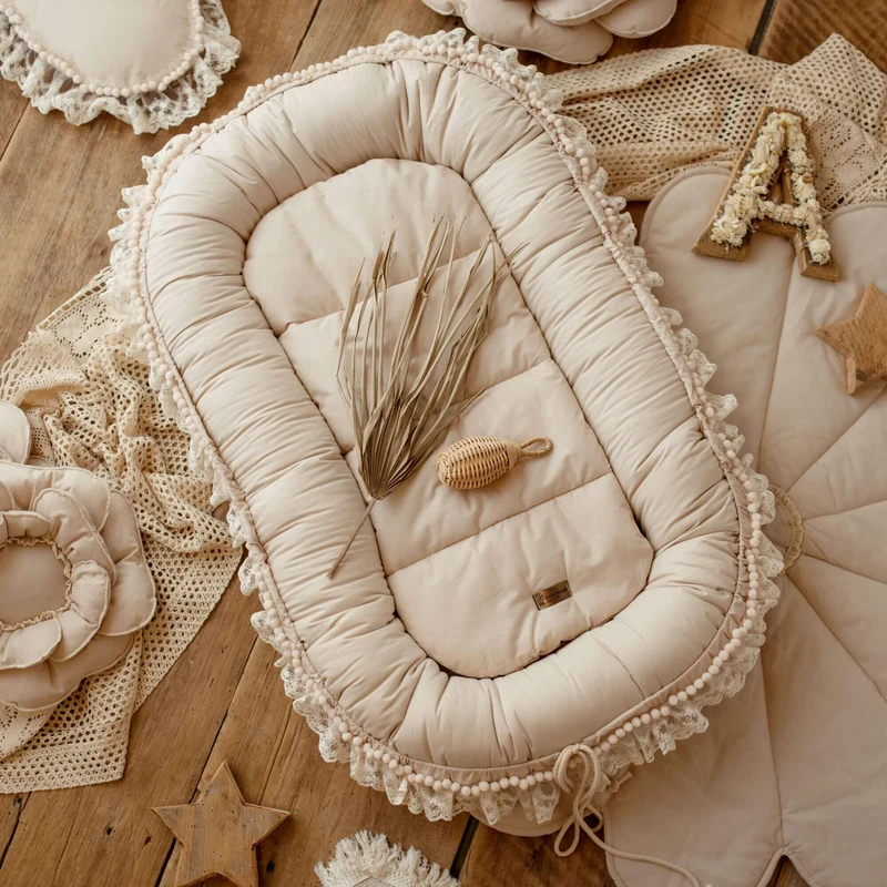 Premium Babynest Delicious mit Spitze & Bommelchen | Baumwolle