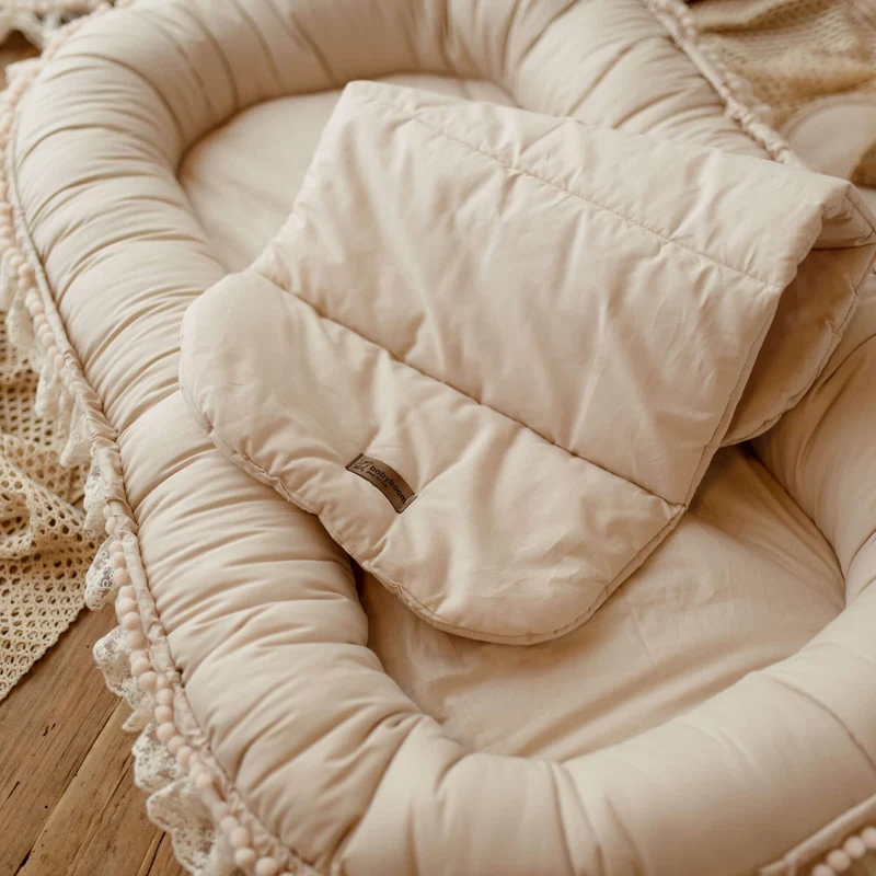 Premium Babynest Delicious mit Spitze & Bommelchen | Baumwolle