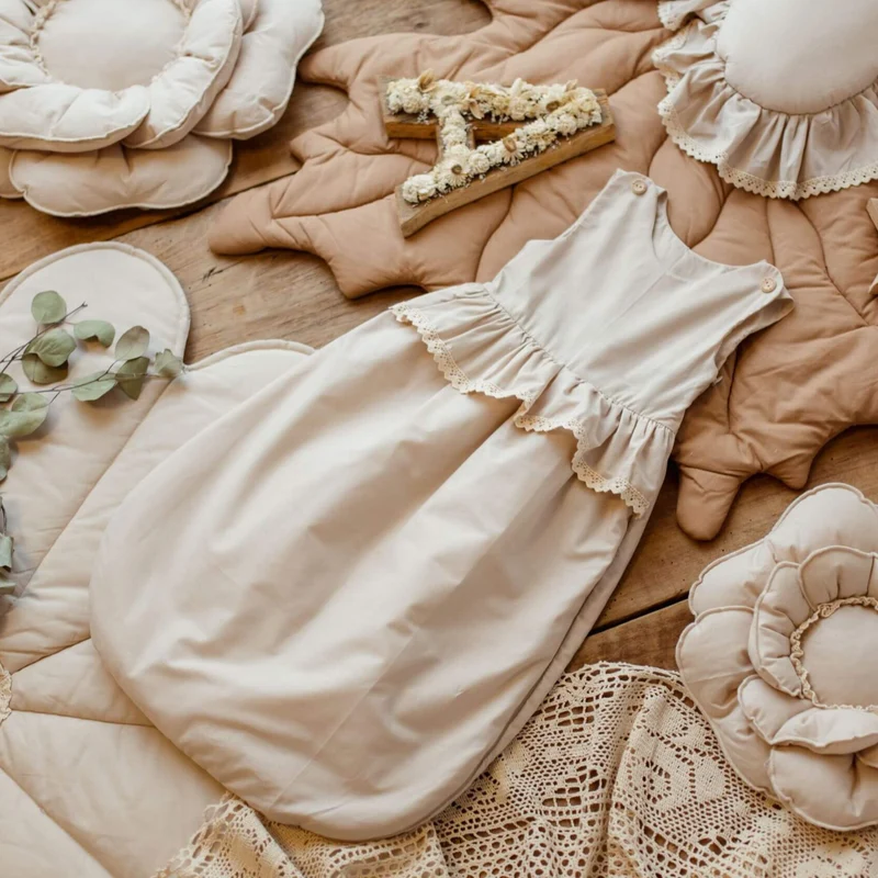 Schlummersack RETRO ROMANTIC in Birnenform mit Rüschen & beige Spitze | Baumwolle