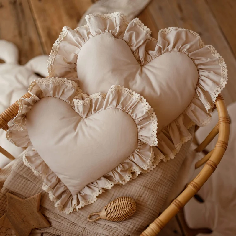 Herzkissen RETRO ROMANTIC mit Rüschen & beige Spitze | Baumwolle