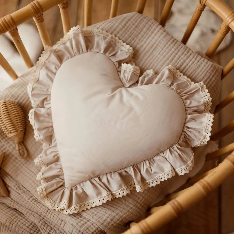 Herzkissen RETRO ROMANTIC mit Rüschen & beige Spitze | Baumwolle