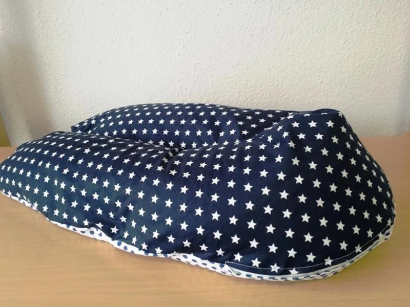 Stillkissen oder Seitenschläferkissen Lagerungskissen Dunkelblau Sterne und Punkte 74 von Atelier MiaMia