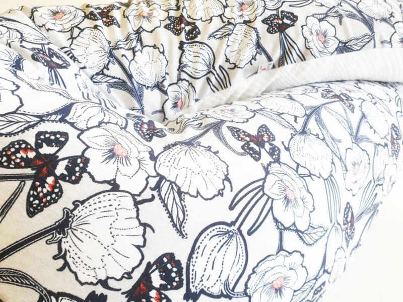 Stillkissen oder Seitenschläferkissen Lagerungskissen Blumen Muster Schmetterling Schwarz -Weiss 104 von Atelier MiaMia