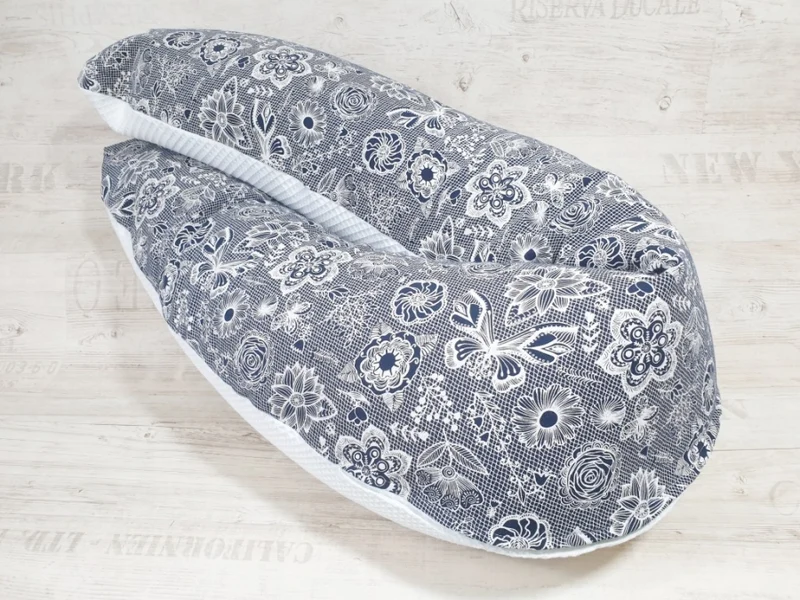 Stillkissen oder Seitenschläferkissen Lagerungskissen Blau Ornamente 140 von Atelier MiaMia