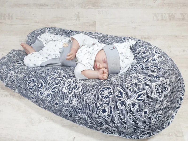 Stillkissen oder Seitenschläferkissen Lagerungskissen Blau Ornamente 140 von Atelier MiaMia