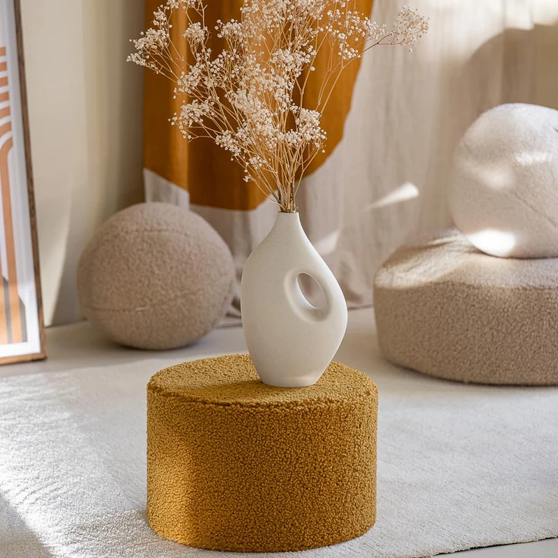 Pouf aus Teddy-Stoff