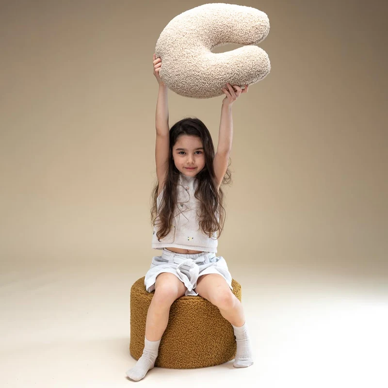 Pouf aus Teddy-Stoff