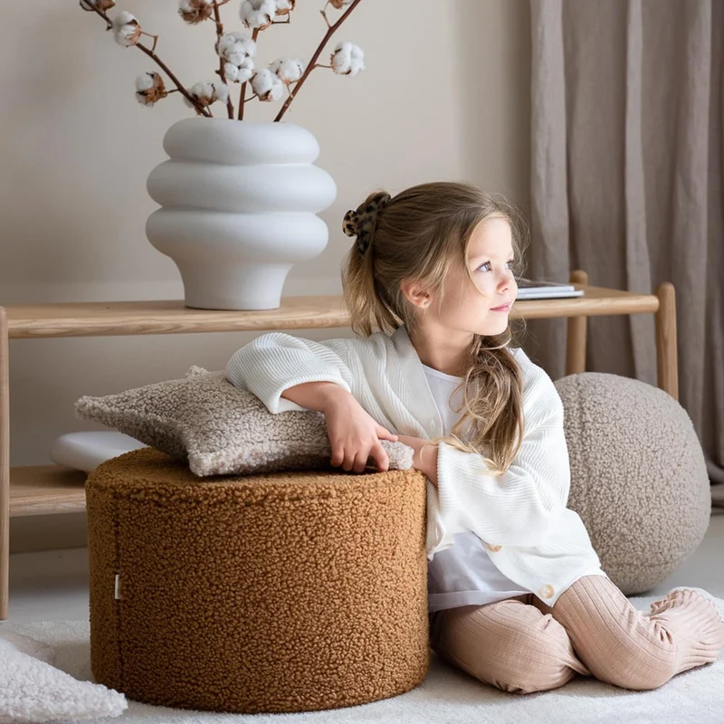 Pouf aus Teddy-Stoff