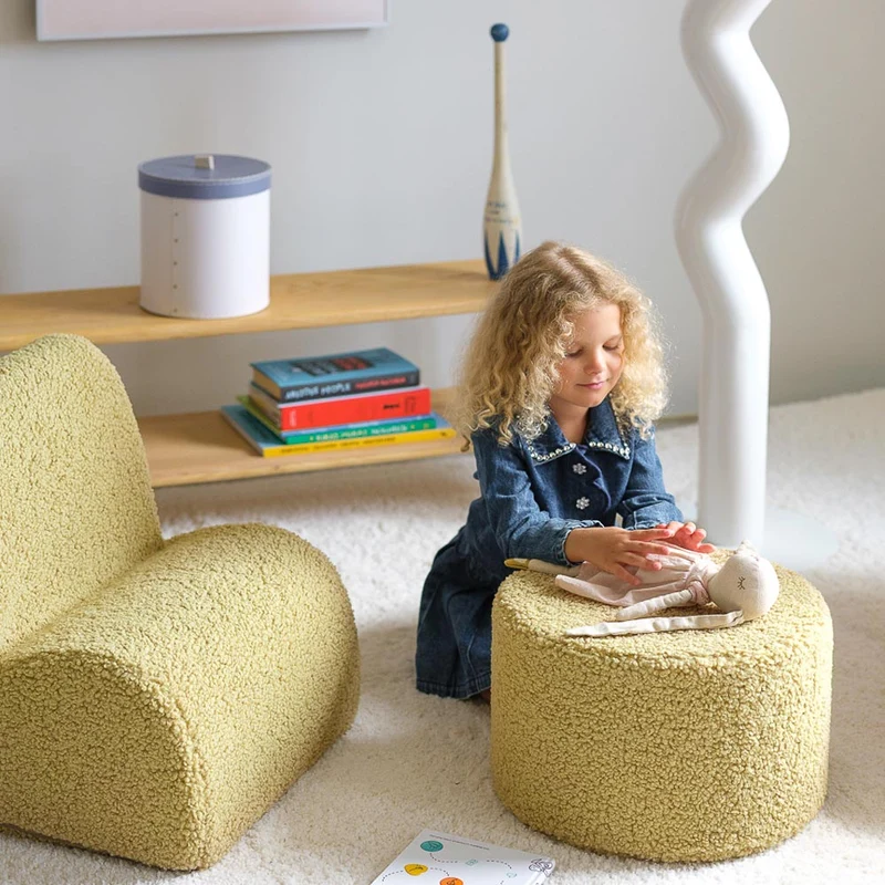 Pouf aus Teddy-Stoff