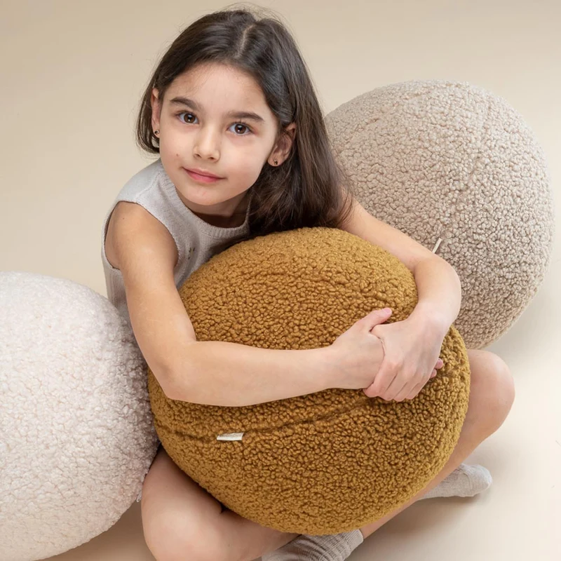 Ball Kissen aus Teddy-Stoff
