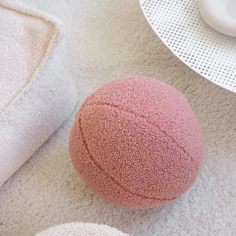 Ball Kissen aus Teddy-Stoff