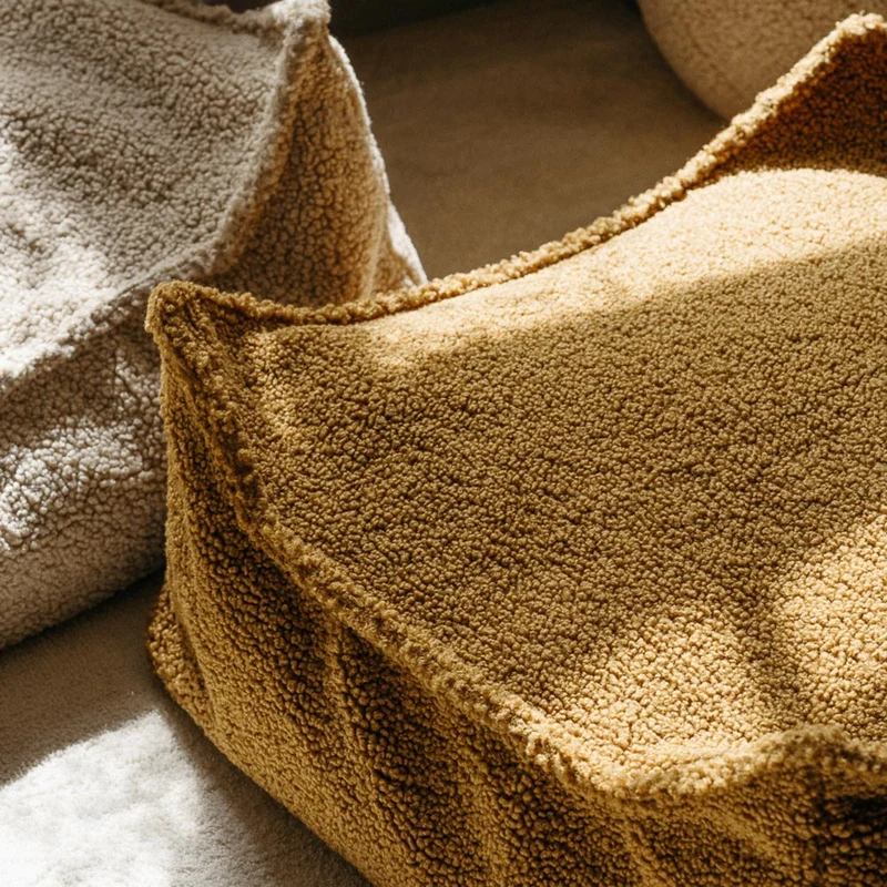 Bodenkissen aus Teddy-Stoff