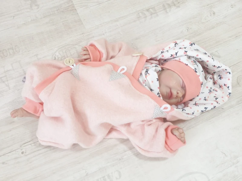 Overall Baby Kind von 50 bis 110 Designer Wellnessoverall Light Rosa Blumen100% Biobaumwolle 40 von Atelier MiaMia