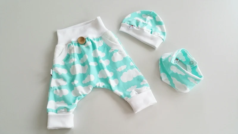 Coole Pumphose oder Babyset kurz und lang Mint Wolken 53 von Atelier MiaMia