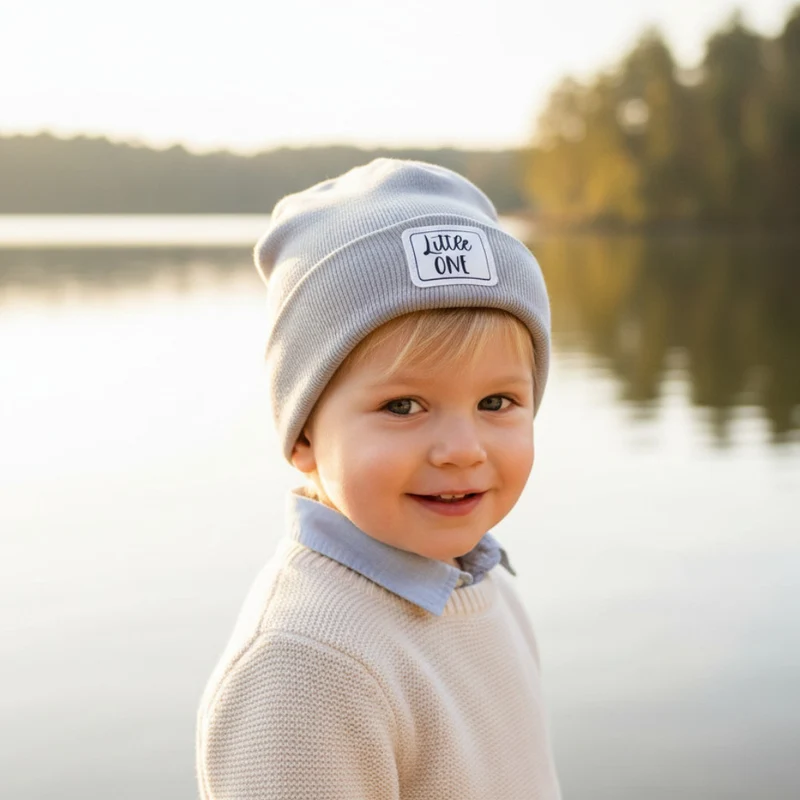 HIPSTER BEANIE MÜTZE "Little One" aus Rippjersey für Babys und Kleinkinder mit Kunstlederpatch