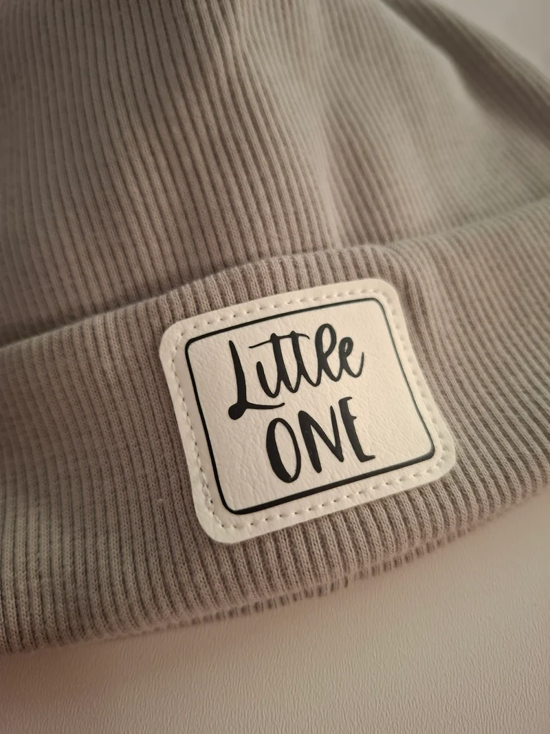HIPSTER BEANIE MÜTZE "Little One" aus Rippjersey für Babys und Kleinkinder mit Kunstlederpatch