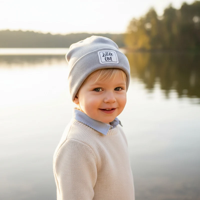 HIPSTER BEANIE MÜTZE "Little One" aus Rippjersey für Babys und Kleinkinder mit Kunstlederpatch