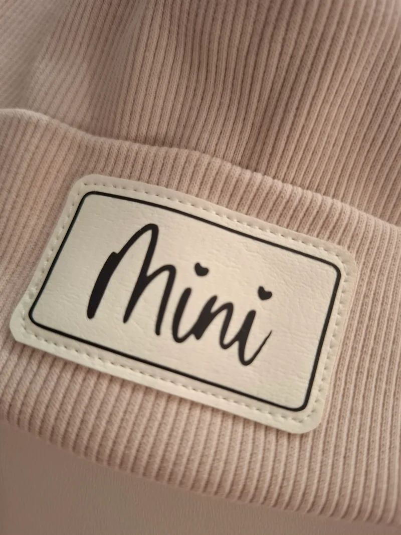 HIPSTER BEANIE MÜTZE "Mini" aus Rippjersey für Babys und Kleinkinder mit Kunstlederpatch