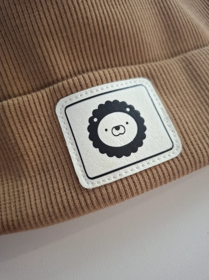 HIPSTER BEANIE MÜTZE "Löwe" aus Rippjersey für Babys und Kleinkinder mit Kunstlederpatch