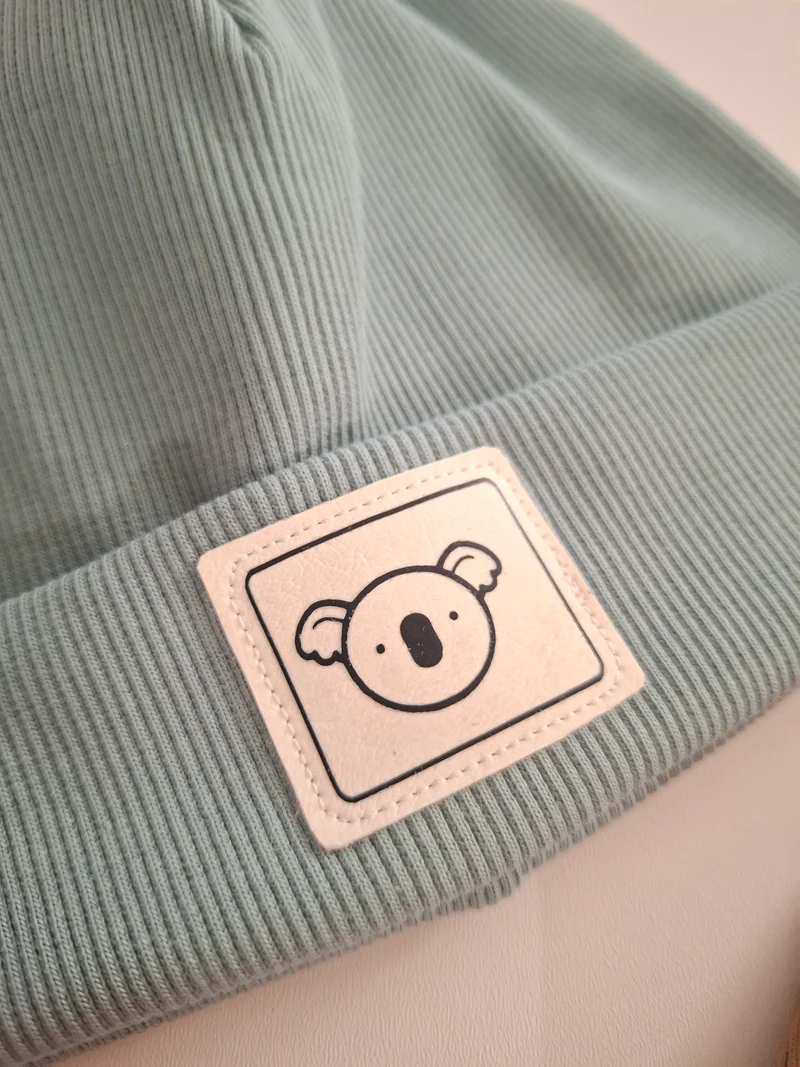 HIPSTER BEANIE MÜTZE "Koala" aus Rippjersey für Babys und Kleinkinder mit Kunstlederpatch