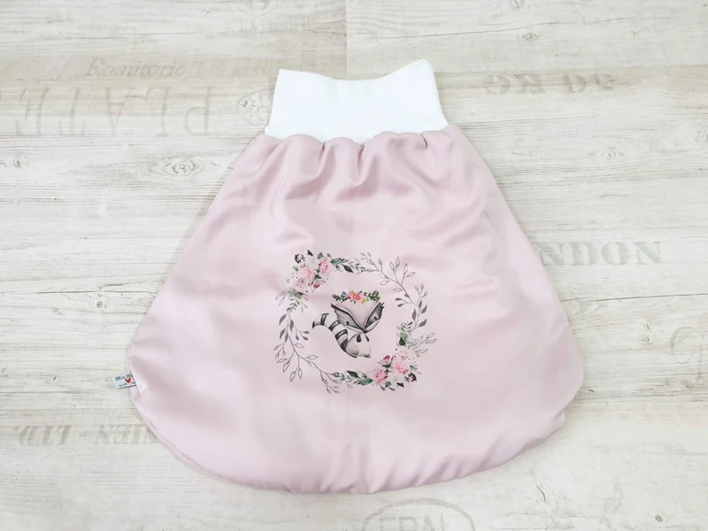 Pucksack Deluxe Waschbärdame, Strampelsack Deluxe 1 von Atelier MiaMia
