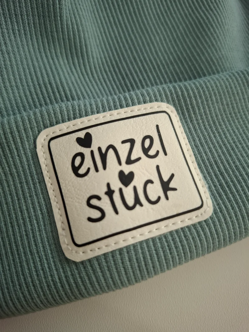 HIPSTER BEANIE MÜTZE "einzelstück" aus Rippjersey für Babys und Kleinkinder mit Kunstlederpatch