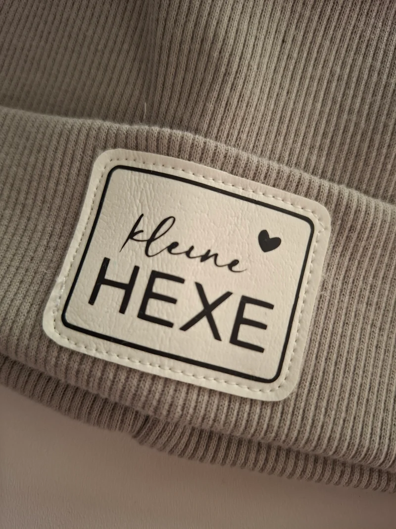 HIPSTER BEANIE MÜTZE "kleine Hexe" aus Rippjersey für Babys und Kleinkinder mit Kunstlederpatch