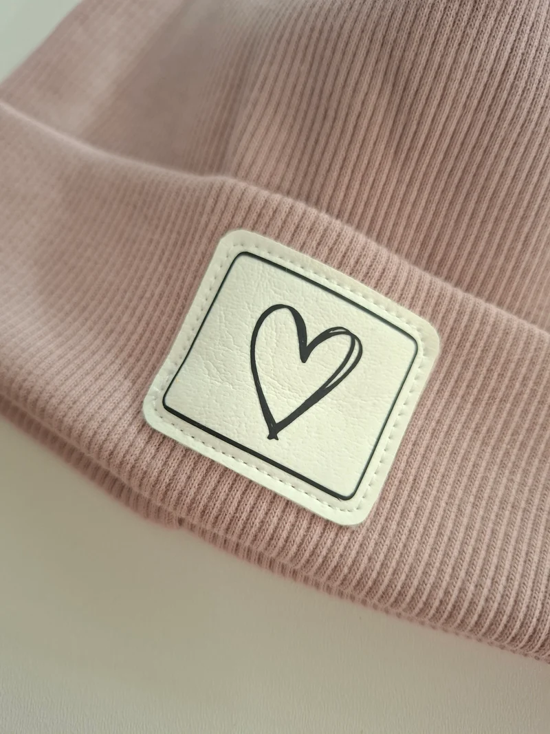 HIPSTER BEANIE MÜTZE "Herz" aus Rippjersey für Babys und Kleinkinder mit Kunstlederpatch