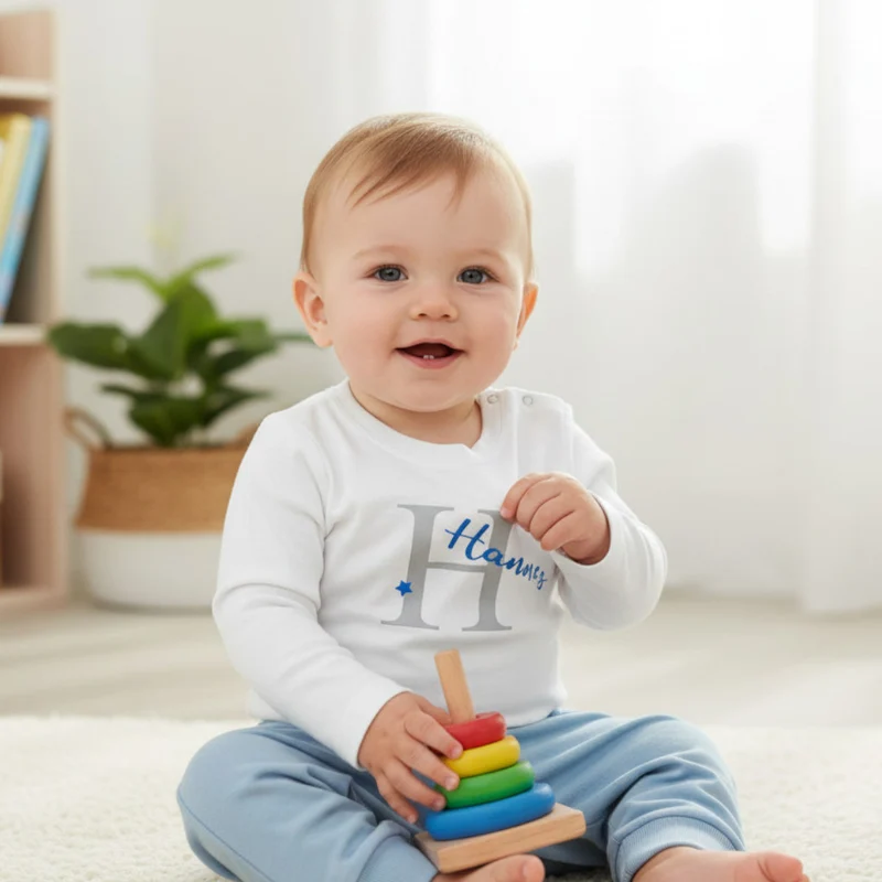BABY LANGARMSHIRT "Buchstabe mit Name" personalisiert weiß / silber / blau