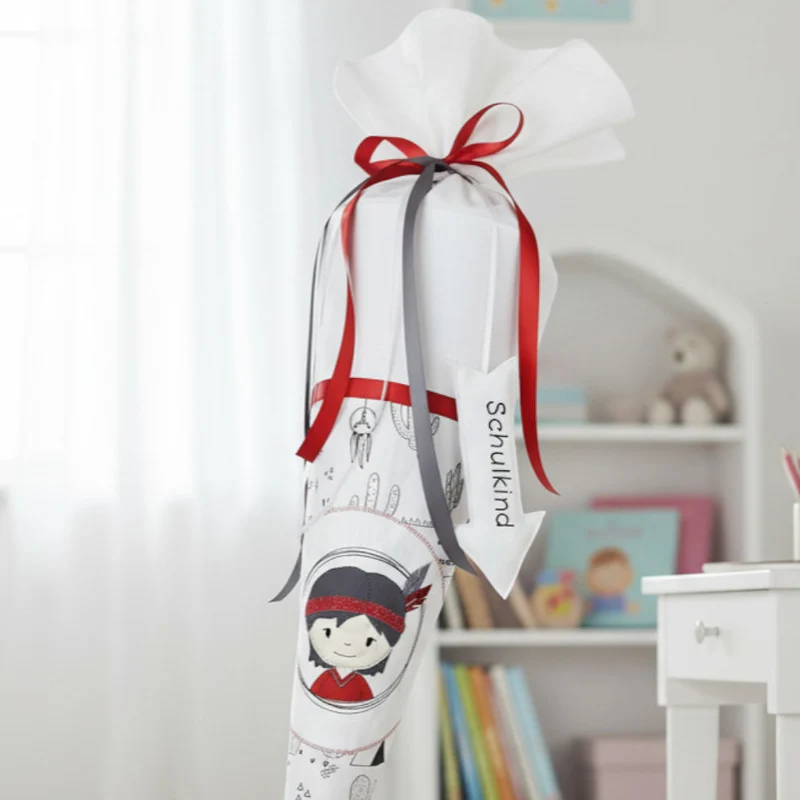 SCHULTÜTE "Indianer" personalisiert m. Namen bestickt aus Stoff schwarz/weiß/rot - 70 cm mit Papprohling