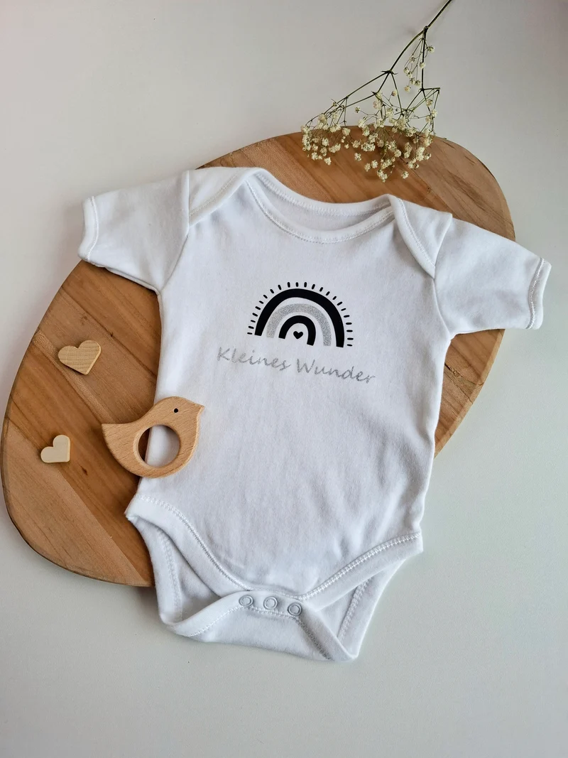 BABYBODY kurzarm weiß "Regenbogen" in Geschenkbox