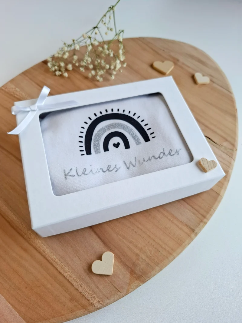 BABYBODY kurzarm weiß "Regenbogen" in Geschenkbox