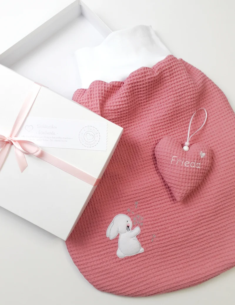 BABY GESCHENKSET "Hase mit Pusteblume" Strampelsack & Herz inkl. Personalisierung mit Geschenkbox