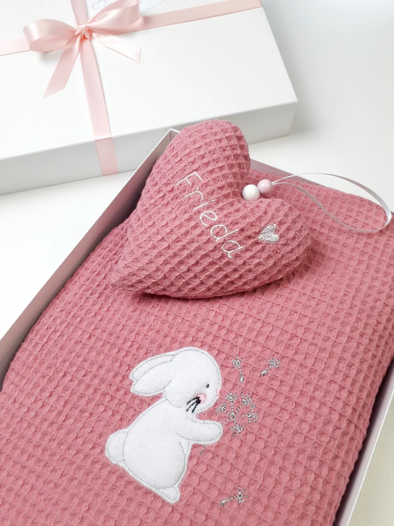 BABY GESCHENKSET "Hase mit Pusteblume" Strampelsack & Herz inkl. Personalisierung mit Geschenkbox