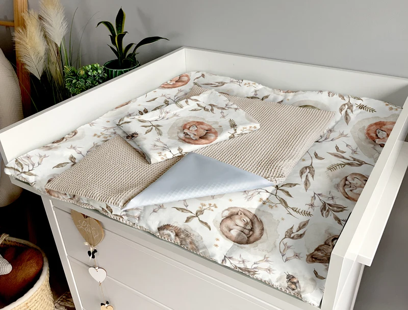 Changing mat | Sleeping animals and light beige