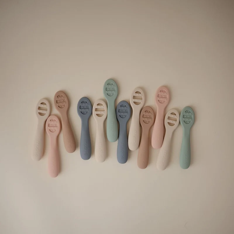 Mushie erstes Baby Löffel 2er Set Cambridge Blue/Shifting Sand
